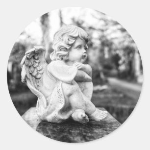 Pegatina Redonda Little angel sitting watching the horizon