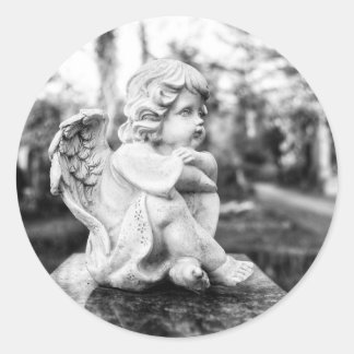 Pegatina Redonda Little angel sitting watching the horizon
