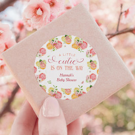 Pegatina Redonda Little Cutie está en camino a Baby Shower Favor