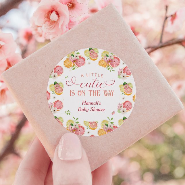 Pegatina Redonda Little Cutie está en camino a Baby Shower Favor (Subido por el creador)