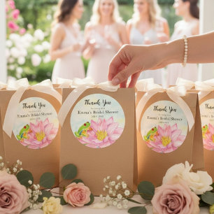 Pegatina Redonda Lluvia de Regalos Nupciales Nenúfar Rosa y Rana de