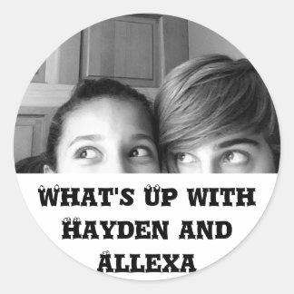 Pegatina Redonda Lo que pasa con Hayden y Allexa
