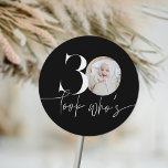 Pegatina Redonda Look Who's 30 Modern Simple Photo 30th Birthday<br><div class="desc">Look Who's 30 Modern Simple Photo 30th Birthday Classic Round Pegatina</div>