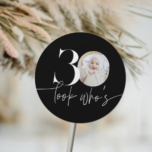 Pegatina Redonda Look Who's 30 Modern Simple Photo 30th Birthday