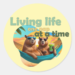 Pegatina Redonda los amantes del capibara son divertidos, el bonito