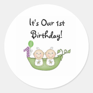 Pegatina Redonda Los gemelos marean en un primer cumpleaños de Pod