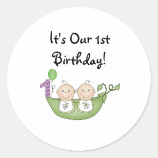 Pegatina Redonda Los gemelos marean en un primer cumpleaños de Pod