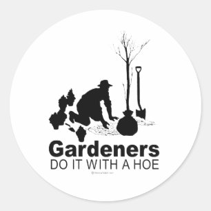 Pegatina Redonda los jardineros lo hacen con una azada