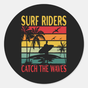 Pegatina Redonda Los jinetes de surf atrapan las olas