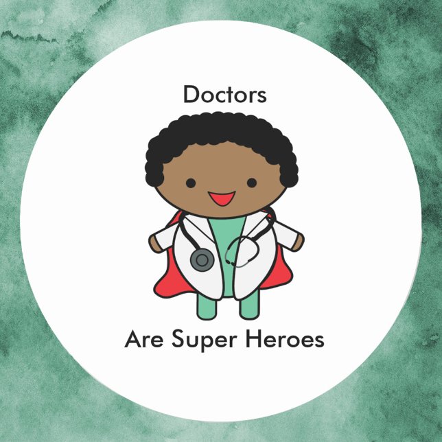Pegatina Redonda Los médicas son súper héroes hombres negros (A sticker of a black male doctor that says "Doctors Are Super Heroes")