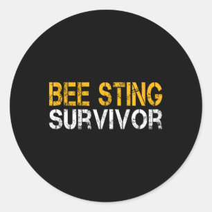 Pegatina Redonda Los niños sobrevivientes de Bee Sting se mejoran