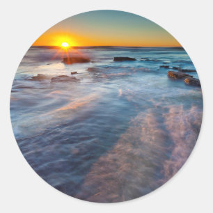 Pegatina Redonda Los rayos solares iluminan el Océano Pacífico