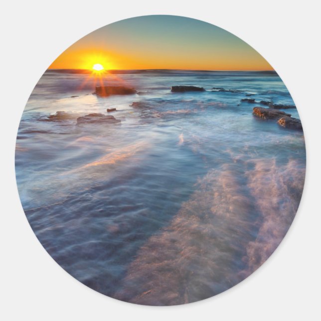 Pegatina Redonda Los rayos solares iluminan el Océano Pacífico (Anverso)