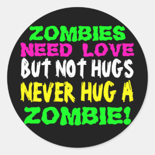 Pegatina Redonda Los zombies necesitan amor pero nunca abrazar a lo