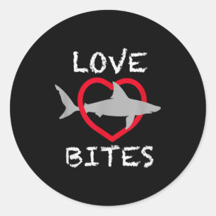 Pegatina Redonda Love Bites - San Valentín Con Tiburón Y Corazón Di