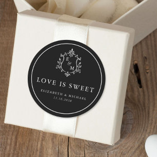 Pegatina Redonda Love Is Sweet Cresta de Monograma de Boda Negro