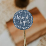 Pegatina Redonda Love & Light Bokeh Hanukkah<br><div class="desc">¡Feliz Hanukkah! Añada el toque final perfecto a sus sobres o regalos con estos pegatinas festivos. El diseño presenta un fondo de bokeh azul,  marco blanco estrellado y "Amor y luz" en texto de pincel blanco.</div>