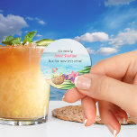 Pegatina Redonda Luau Summer Beach Funny Mi Baby Shower Time<br><div class="desc">pegatinas de Baby Shower con un divertido juego de palabras de 'casi mi tiempo' que dice "¡Es casi Mai Tai'm pero por ahora vamos a relajarnos!" - perfecto para minimocktails, favores de mimo en el spa o trébol de cócteles para que se reventen cuando uno sopla! Decoración de acuarela con...</div>