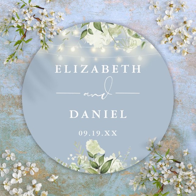 Pegatina Redonda Luces de Cadena de Verde Dusty Blue Favor de Boda (Greenery String Lights Dusty Blue Wedding Favor Classic Round Sticker)