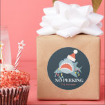 Pegatina Redonda Luces navideñas de tiburones sin Navidades de búsq<br><div class="desc">Este lindo pegatina de vacaciones de navidades "sin peeking" presenta un fondo azul marino con un tiburón con sombrero de santa y navidades/luces de vacaciones. Cambie los colores de fondo y personalícelos para sus necesidades. Puedes encontrar productos coincidentes en mi tienda.</div>