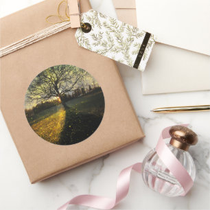 Pegatina Redonda Luciérnagas mágicas paisaje de ensueño