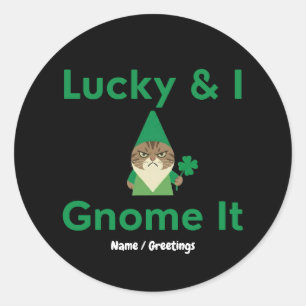 Pegatina Redonda Lucky & I Gnome It Divertido Sarcástico Gato Día