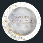 Pegatina Redonda Luna Celeste, Murciélago de Plata, Blanco y Oro de<br><div class="desc">Favor y / o sello de sobre elegante adhesivo Bat Mitzvah con hermoso diseño de luna y estrellas celestes en acuarela que coordina con nuestra invitación de "Chic Celestial Silver, White and Gold Bat Mitzvah". Mismo diseño del reverso de la invitación. Detalles delicados de estrellas, frase Bat Mitzvah y luna...</div>