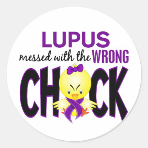 Pegatina Redonda Lupus Envuelto Con El Chick Equivocado