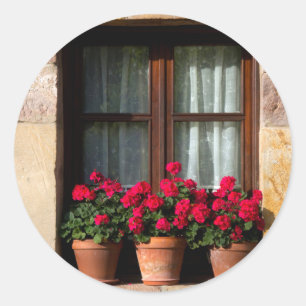 Pegatina Redonda Macetas de ventana en pueblo