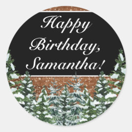 Pegatina Redonda Madera nevada negra y pino forestal feliz cumpleañ