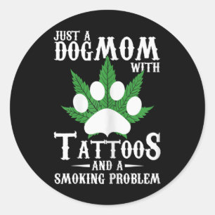 Pegatina Redonda Madera Perra Con Tatuajes Y Un Problema De Tabaco