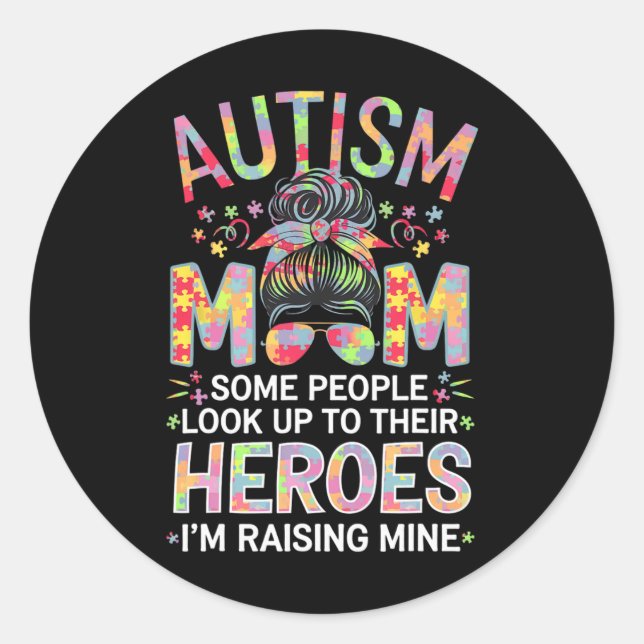 Pegatina Redonda Madre del autismo que levanta el rompecabezas del  (Anverso)