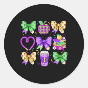 Pegatina Redonda Maestra Mardi Gras Coquette Bow Lápiz Apple Book