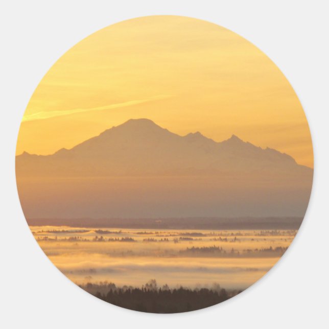 Pegatina Redonda Mágica de la montaña de la mañana. (Anverso)