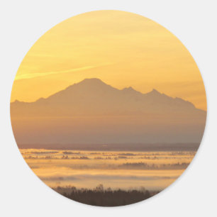 Pegatina Redonda Mágica de la montaña de la mañana.