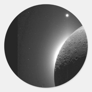 Pegatina Redonda Magnífica imagen de la NASA, la luna iluminada por