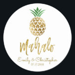 Pegatina Redonda Mahalo Tropical Hawaiano Boda de piña Blanca<br><div class="desc">Mahalo Tropical Hawai Boda de la piña  de la Boda Blanca Favor Pegatina para una Boda de Destino Hawaii. El nombre y la fecha se pueden actualizar en este pegatina.</div>