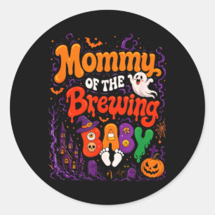 Pegatina Redonda Mamá de la bruja de Halloween del bebé que se está