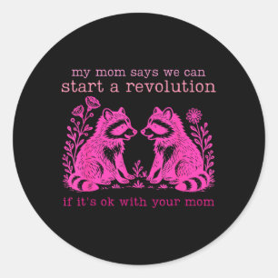 Pegatina Redonda Mamá dice que podemos iniciar una revolución con m
