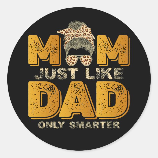 Pegatina Redonda Mamá divertida igual que papá sólo cosecha más int (Anverso)