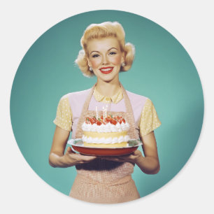 Pegatina Redonda Mamá retro sostiene un pastel de celebración