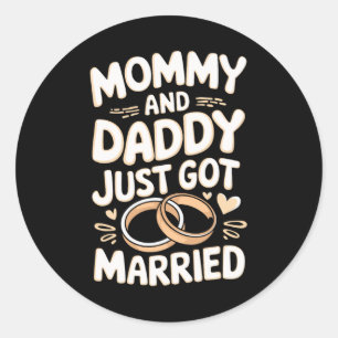 Pegatina Redonda Mamá Y Papá Se Han Casado.