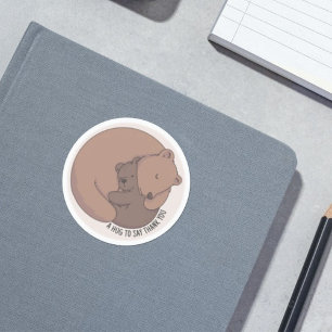 Pegatina Redonda Mami Oso Abrazando Bebé