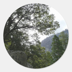 Pegatina Redonda Mañana en el sendero a las cataratas vernales en Y