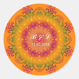 Pegatina Redonda Mandala floral étnica sobre antecedentes naranjas.