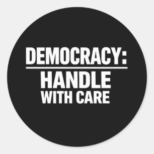 Pegatina Redonda Manejar la democracia con cuidado
