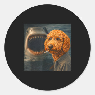 Pegatina Redonda Mantén la calma divertido goldendoodle tiburón sel
