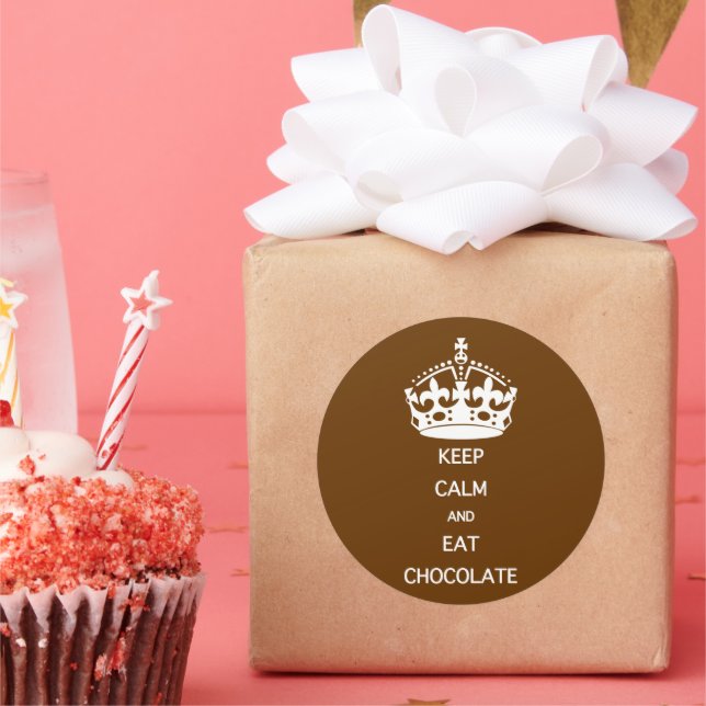 PEGATINA REDONDA MANTENER CALMA COMER CHOCOLATE (Fiesta)