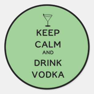 Pegatina Redonda Mantener la calma y beber Vodka fondo verde