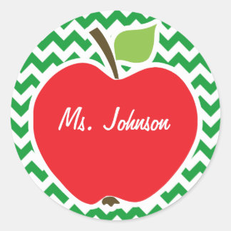 Pegatina Redonda Manzana roja sobre rayas de chevron verde retro Ke